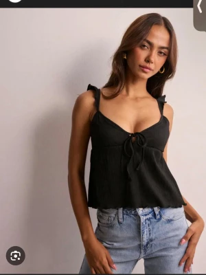 Nelly Topp  - Säljer denna topp från Nelly, kan skicka flera bilder privat om det önskas. Den är oanvänd, beställde den på rea men den är tyvärr inte min stil. Inga defekter eller något sådant, är som sagt helt ny och oanvänd, endast testad. :) passar XS också!!