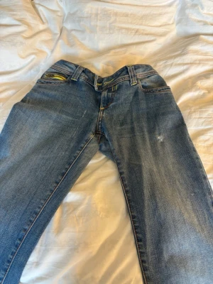 Blå raka jeans med slitningar - Säljer mina baggy jeans med slitningar. Då dom inte kommer till användning. Väldigt bra skick. Hör av er vid frågor 