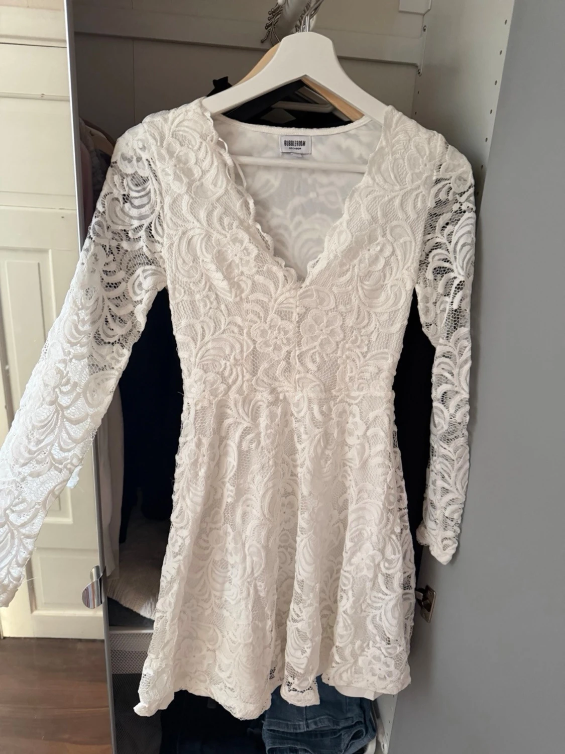 Vit spetsklänning med v-ringning