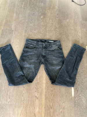 Replay jeans anbass - Säljer ett par riktigt fina Replay Anbass slim fit jeans som är i mycket bra skick. Frågor eller funderingar är det bara att höra av dig! NY PRIS 1900kr.
