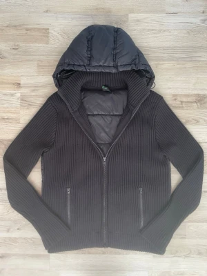 Marinblå stickad cardigan jacka - Otroligt snygg sällsynt marinblå stickad cardigan jacka med dun på ryggen och luvan. Passar perfekt nu till slutet av vintern och våren.