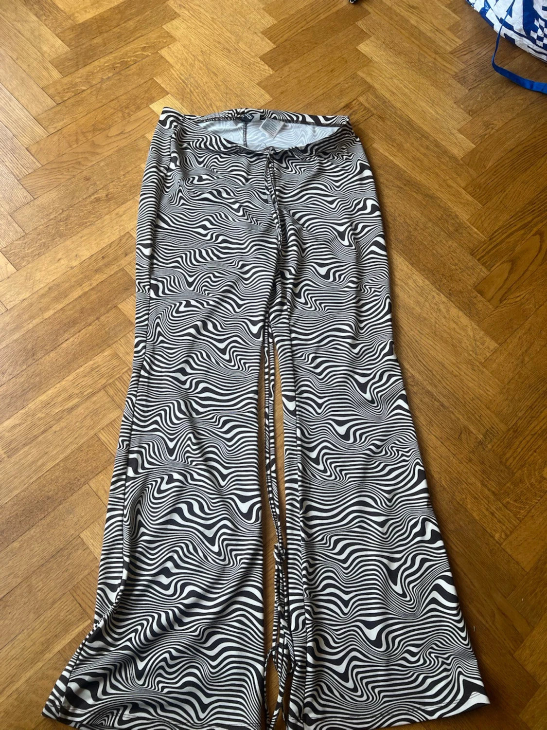 Svartvita mönstrade utsvängda leggings - 1