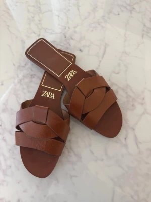 Zara - Slippers  - Tofflor från Zara i storlek 41. Använda vid ett fåtal tillfällen.