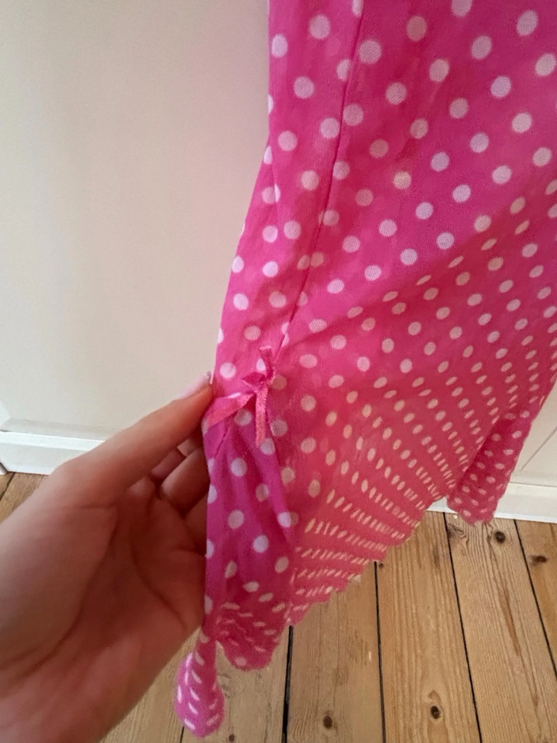 Rosa prickig klänning  - 6