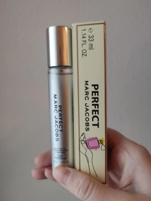 Marc Jacobs Perfect - Marc Jacobs Perfect Perfume. 33ml bottle. New! A great summer/spring fragrance. Felmärkt med edt på flaskan. Detta är en EDP.