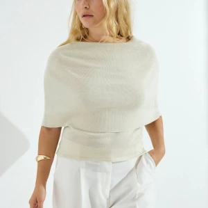 Topp NAKD - Creme färgad topp från NAKD! Helt i nyskick med prislapp kvar. Toppen är i stretchiga material och är lite shimrig✨