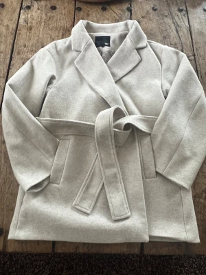 Kappa - Säljer en beige kappa från lager 157 knappt använd ( priset går att diskutera) // nytt pris runt 350 kr 🩷