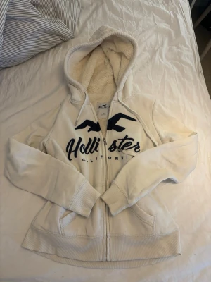 Hollister zip hoodie - Super fin zip hoodie från hollister storlek xs 💞köpt second hand men har använt den typ 2 gånger. Pris kan diskuteras vid snabb affär! 🤗💞