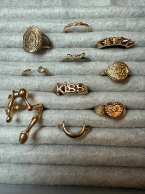 Guld/brons ringar - Skitsnygga ringar i en lite blandning av guld och brons!! Skriv för frågor osv! 39kr/st🩷🩷