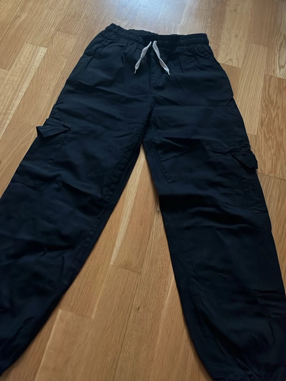 Svarta cargobyxor med dragsko