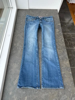 Lowwaist jeans - Så snygga jeans som tyvärr inte passar mig och har därför ingen bild på! Midjemått tvärsöver: 41cm Midjehöjd: 19cm Inerbens längd: 77cm💕