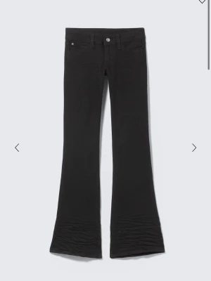 Svarta bootcut jeans med låg midja - Säljer ett par svarta bootcut jeans med låg midja från cheap Monday eftersom dom blivit för små för mig. Och dom har blivit lite mer åt det gråa håller efter tvättningar men syns knappt i verkligheten.💞storlek är 23/30