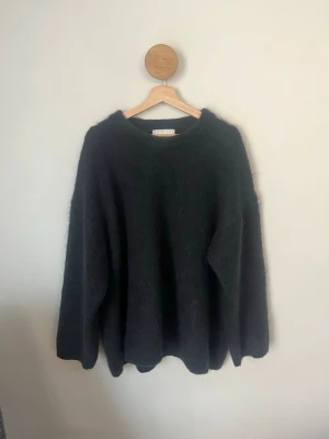 Mörkblå stickad ulltröja från HM PREMIUM SELECTION - Mysig mörkblå stickad tröja med vida ärmar och avslappnad passform. Tröjan har rund halsringning och långa ärmar. Tröjan är sparsamt använd och är i mycket fint skick! Tröjan är i storlek L men skulle även säga att den passar M. Hör gärna av dig vid frågor och funderingar! 