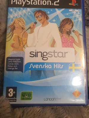 Singstar Svenska Hits PS2 spel - Singstar Svenska Hits till PlayStation 2 med blå plastfodral. Musikspel där du sjunger svenska hits från artister som Magnus Uggla, Lena Philipsson och Carola. 