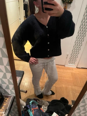 Vita linnebyxor från Chelsea Girls XS - Luftiga vita linnebyxor från Chelsea Girls i storlek XS. Byxorna har resår och snörning i midjan samt stora fickor både fram och bak. Perfekta för varma dagar när du vill ha en chill och avslappnad look.