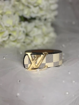  bälte i beige -  Perfekt accessoar för att lyfta vilken outfit som helst.