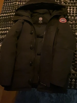 Canada goose chataou parka svart - Säljer nu min CG jacka i fint skick ,väldigt väldigt varm med zip på luvan till pälsen ,jackan är otroligt varm och stilig , det är bara att höra av sig 👍🏽