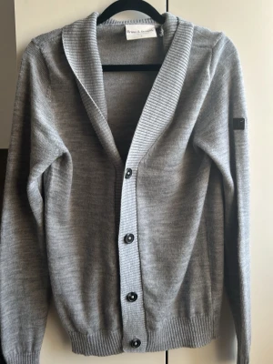 Bruun & Stengade Sticksd Cardigan - Stickad Cardigan från Bruun & Stengade. Stl S, hör av er vid frågor eller funderingar