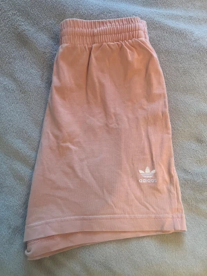 Shorts - Säljer ett var shorts från adidas på grund av att dem inte kom till användning ( priset kan diskuteras) 🩷