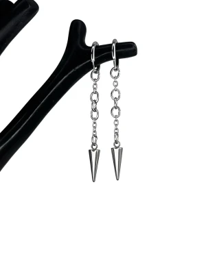 Silvriga kedjeörhängen med konform - Snygga örhängen i silverfärgad 316L kirurgiskt stål med kedjor och konformade hängen. De har en modern och edgy design som sticker ut och passar perfekt för dig som gillar en cool stil. Örhängena är lätta och smidiga att bära hela dagen. Säljs i par