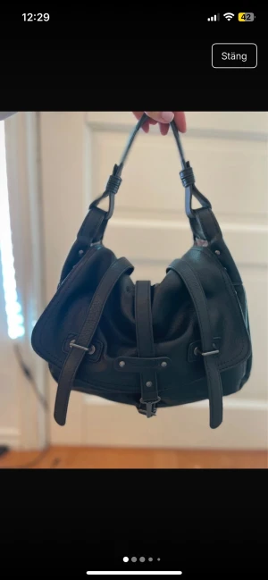 Svart axelremsväska i läderstil - Jätte fin svart väska ifrån Tamaris, fint skick, öppen för andra prisförslag🤗