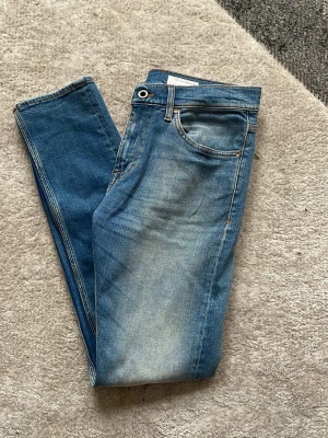 Slim fit jeans  - Helt OANVÄNDA ljusblå tiger of sweden jeans köpta för 1700kr. Modellen är pistolero. Storlek 28/32. De har bara legat i garderoben i snart ett år så det är som att ni får 1200 kr rabatt på ett par jeans! Passa på!!!! Priset kan t.o.m. diskuteras 