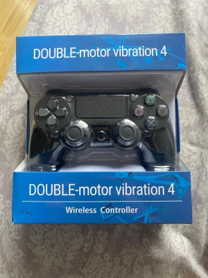 Svart handkontroll (ej original ps4 kontroll) - Säljer en helt ny handkontroll i box.  Kontrollen är kompatibel med: • PS4   • PC/dator   • Mobil/telefon  Perfekt som extra kontroll eller för spel på flera enheter.  Obs: Detta är inte en originalkontroll från Sony/PlayStation, utan en tredjeparts-kontroll som fungerar med PS4, PC och mobil.  Den är testad och fungerar som den ska (alla knappar är fungerande, ingen stick drift)  Skick: Ny   Förpackning: Ja, box ingår.