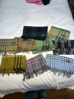 9 stycken burberry halsdukar  - 9 stycken burrbery halsdukar. Det går att köpa styck ifall man vill. Bara att höra av sig! 