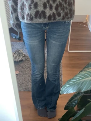 true religion bootcut lowwaist jeans - Köpta för 1200kr, och bara lite använda därav priset. (Pris kan diskuteras) De är i väldigt gott skick men pyttelite slitna vid hälarna. Jag är 169 och dom är perfekta i längd på mig!