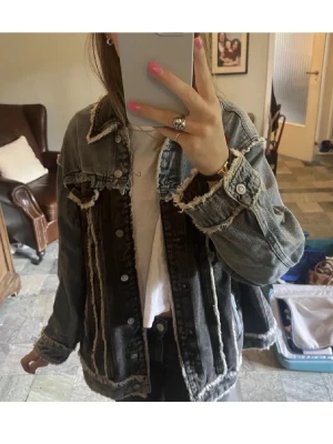 Zara jeansjacka - Säljer denna Zara jacka!! Super snygg, skriv för fler bilder. 