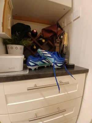 Blåa crazyfast fotbollsskor  - Säljer ett par blå crazyfast skor som är oanvända då jag köpte de Men glömde sedan bort de. Skorna har en inbyggd strumpa. Storlek 38 och 2/3.