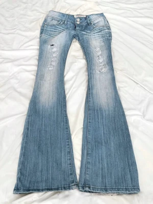  Superlågmidjade bootcut jeans med slitningar - Sååå sjukt snygga superlågmidjade bootcut jeans med slitna detaljer! kan även tänka mig och byta mot ett par andra jeans i samma stil❤️
