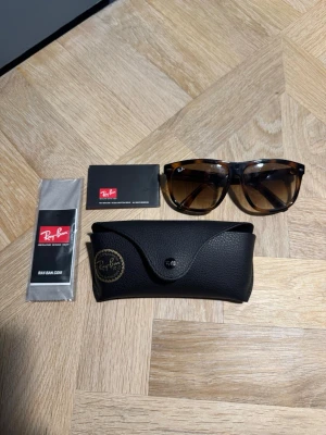 Ray-Ban solglasögon brun - Tja! Nu säljer jag dessa riktigt fina rayban boyfriends, fint skick och allt följer med. Om det finns några funderingar så är det bara att slå en pling!