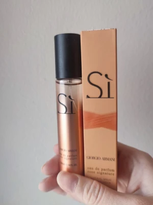 Giorgio Armani Si Rose Signature - Giorgio Armani Si Rose Signature Perfume. 33ml bottle. New! A great spring fragrance.