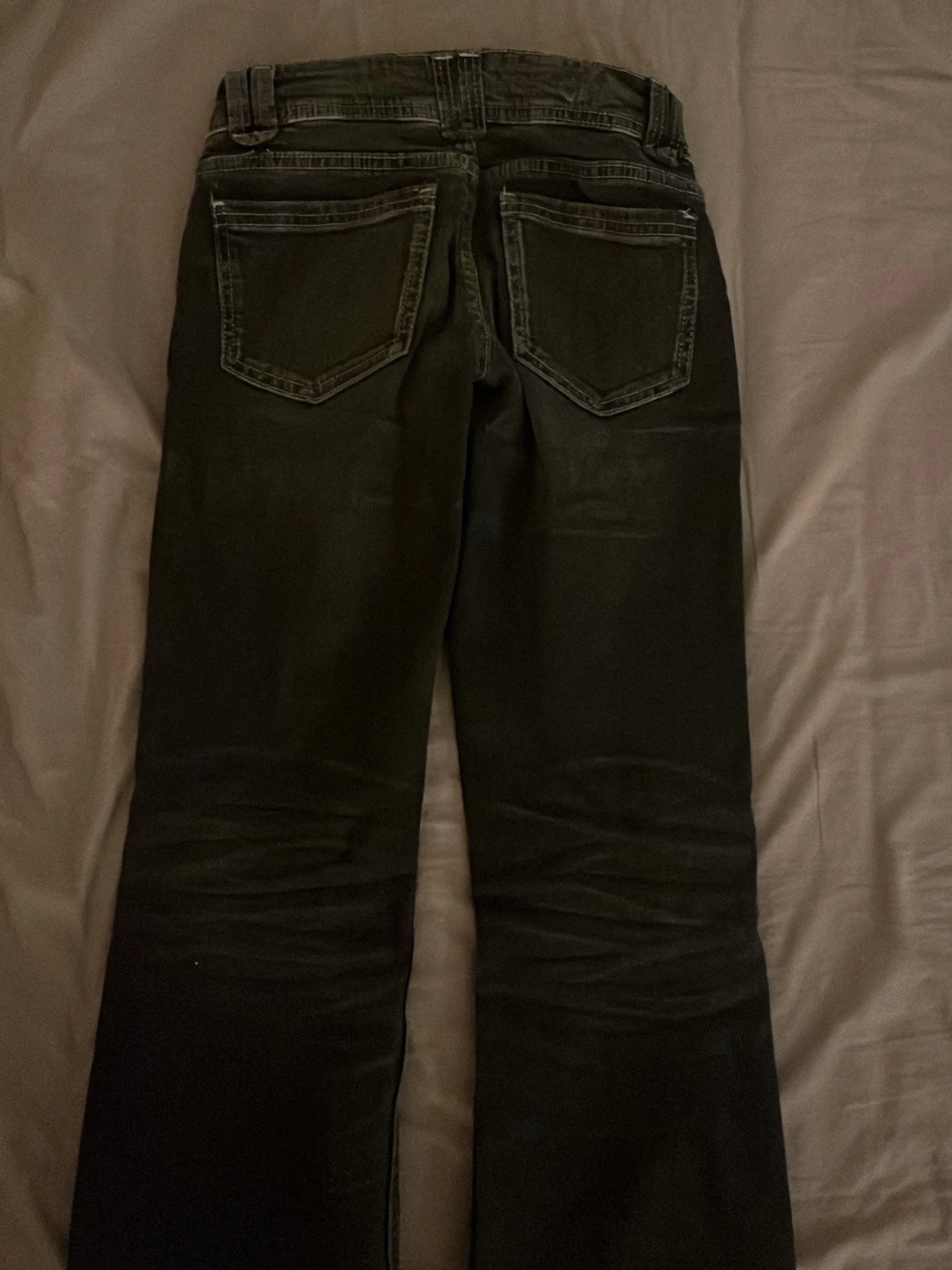 Svarta bootcut jeans med fickdetaljer - 2
