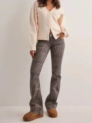 Leopardmönstrade bootcut jeans - Säljer ett par snygga leopardmönstrade bootcut jeans i grå och beige toner. Jeansen har normal midja, klassisk femficksmodell och är tillverkade i ett stretchigt denimtyg för skön passform. Säljs inte längre.. väldigt små i storleken.. 💘