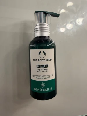 The Body Shop Edelweiss Liquid Peel - Edelweiss Liquid Peel från The Body Shop, 100 ml. Kommer i en mörkgrön plastflaska med pump och vit etikett. Innehåller leontopodic acid och är framtagen för att rensa bort föroreningar från huden. Perfekt för dig som vill ha en fräsch och klar hud.