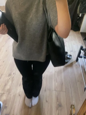 Svarta bootcut jeans med hög midja - Säljer ett par svarta bootcut jeans med låg midja, säkher då de är för korta för mig. sömmen längs ner vid bena är uppsträttad, se sista bild.