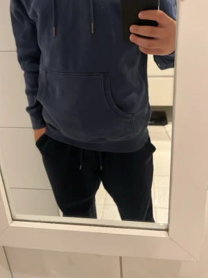 Sail racing hoodie med snören  - Det är en väldig skön hoodie, I hoodien står det att det är storlek M men det är igentligen storlek S