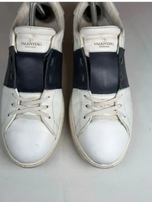 Valentino opens - Blåa valentino open, mycket bra skick inget slitage. Kan snacka pris. Dom ser som nästan inte använda ut. Kom med bud