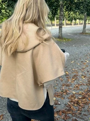 Beige cape-kappa med huva - Super fin cape från Zara i storlek 140 men passar xs/s🩵