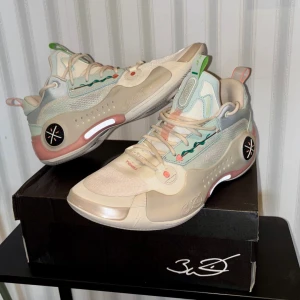 Li-Ning Way of Wade  - Li-Ning Wade 10 i storlek US 13 / EUR 47.5. Skorna är i riktigt fint skick – använda bara en gång, så de är i princip nya. Originalkartong ingår.