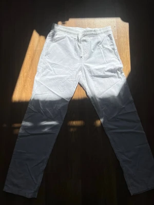 Jack and Jones linne byxor. - FINNS ETT PAR I BEIGE OCKSÅ!!! Ett par snygga linnebyxor från Jack and Jones passar till de nästa under sommarn och sköna till lite varmare dagar!