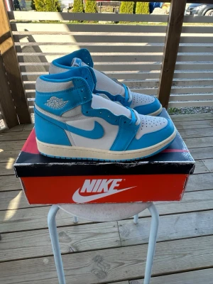 Jordan 1 high unc reimagined - kollar om de finns nåt byte på mina unc 1or, skorna är oanvända alltså DS med alla tillbehör såsom extra blåa snören och låda. köpta på sns. bytes helst mot andra skor som äldre jordan 3/4/5/6