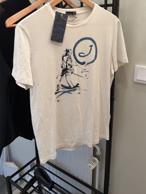 Jacob Cohen Tshirt - Säljer nu denna sällsynta T-shirten från Jacob cohen med ett väldigt fett men även unikt tryck. Helt ny och bara testad. Har bara legat i garderoben och blivit lite skrynklig men annars ingen fara med den. Kom med bud och ställ gärna frågor vid intresse i dm.