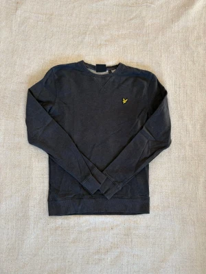 Lyle & scott tröja  - Söker du en bekväm tröja perfekt till våren och sommarkvällarna? Denna tröja är i fint skick och passar till det mesta. Dessutom till ett väldigt fördelaktigt pris där nypriset är upp emot fem gånger så mycket. Tveka inte på att slå till!  (Postar inom 24)