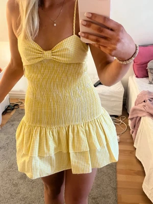 Zara gul rutig klänning - Världens finaste klänning i gul! Super snyggt rutigt mönster perfekt inför vår/sommar!💕☀️    Står M på etiketten Men är mer som en xs/S!!