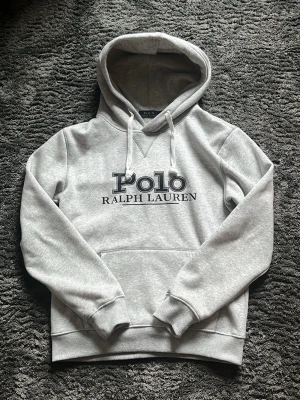 Grå Ralph Lauren tröja  - Riktigt fet grå raffe tröja i nyskick till ett bra pris. Skick: 9/10. Storlek: M, men passar S/XS