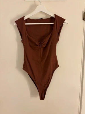 Body med veck - Body från zara, strl s (ganska stor i strl)