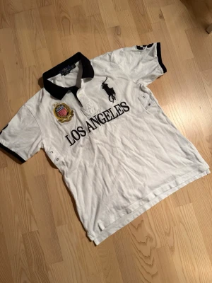 Ralph Lauren Piké - Riktigt fet Ralph Lauren pike i storlek L men passar folk i M bättre. Den är helt utan skavanker och vid frågor om bilder eller likande är det bara att fråga😃